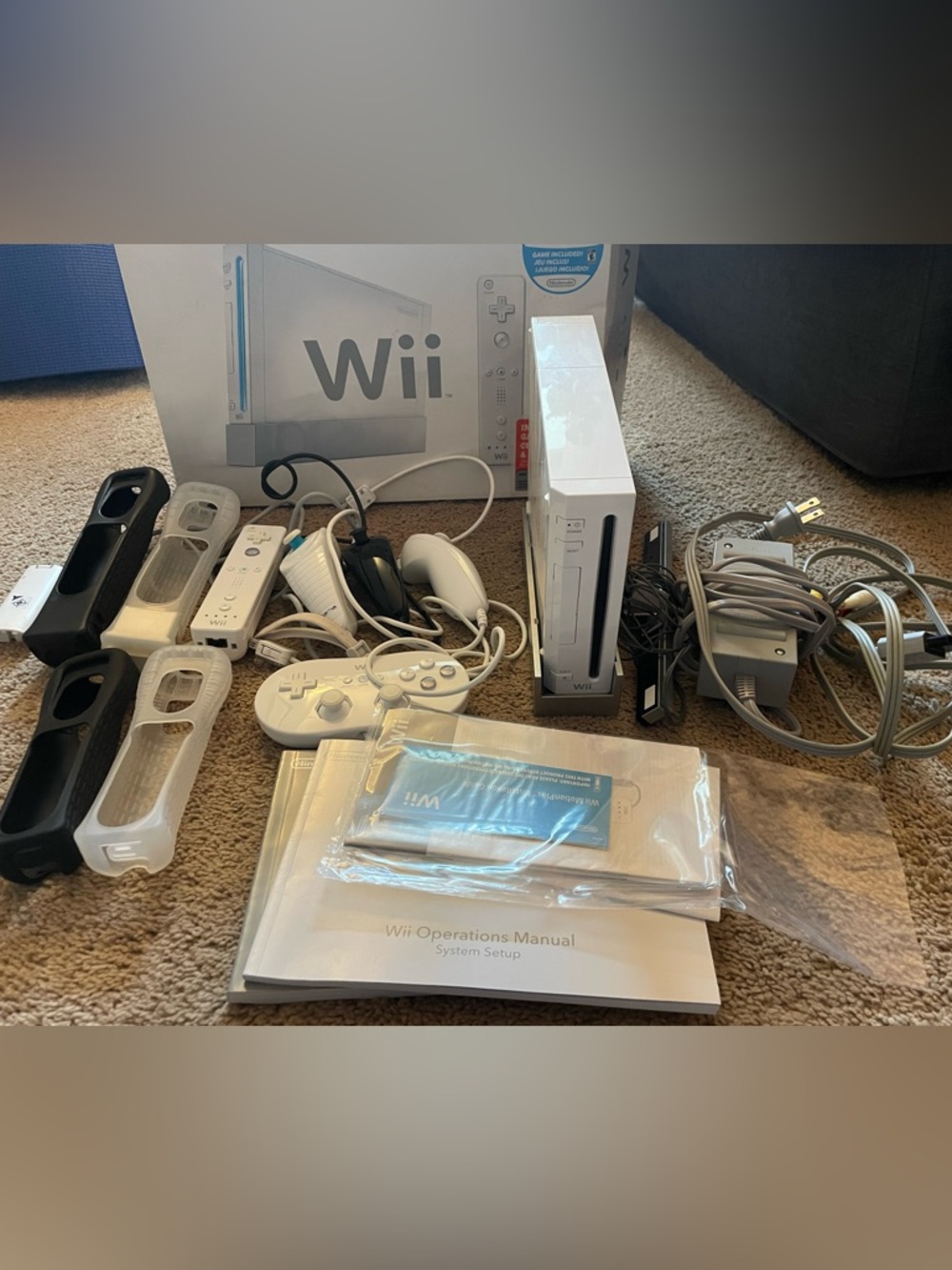 Nintendo Wii Console Bundle in White with Controllers